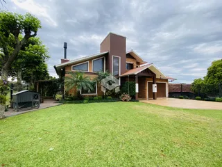 Fachada de uma casa em Lajeado, Brasil com jardim gramado.