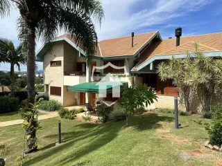 Fachada de uma casa em Lajeado, Brasil com jardim gramado.