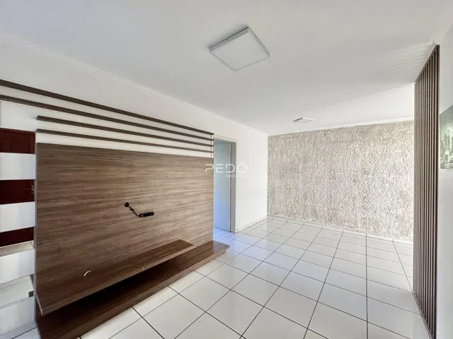 Quarto com parede de madeira e piso cerâmico claro.