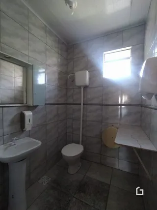Foto do interior de um banheiro com revestimento cerâmico.
