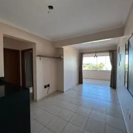 Hall de entrada com piso de cerâmica e teto de gesso.