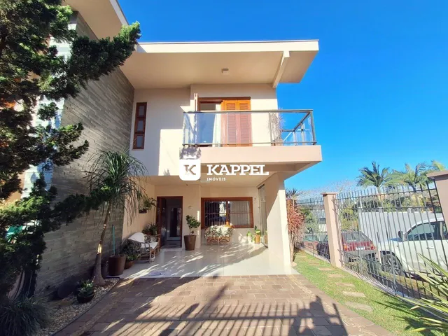 Fachada moderna de um apartamento em Lajeado, Brasil, com varanda e jardim.