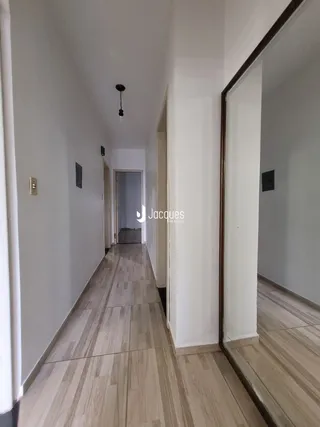 A foto mostra um corredor interno de uma residência.