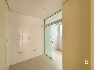 Hall de entrada com paredes brancas e piso claro.