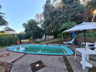 Piscina externa com área de lazer em Lajeado, Brasil.