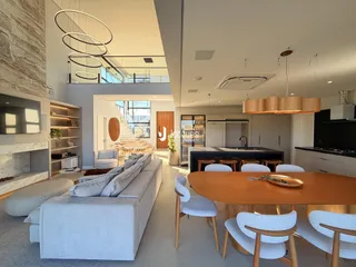 Sala de estar e jantar de um apartamento moderno em Lajeado.
