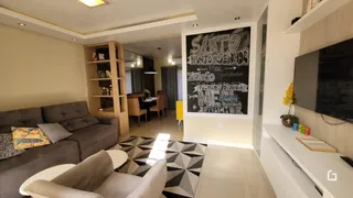 Sala de estar com sofá e poltrona em um ambiente claro.