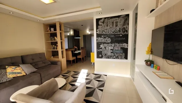 Sala de estar com sofá e poltrona em um ambiente claro.