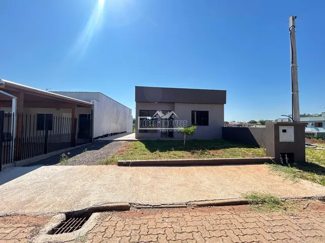 Fachada de uma residência em Lajeado, Brasil, com área externa de terra.