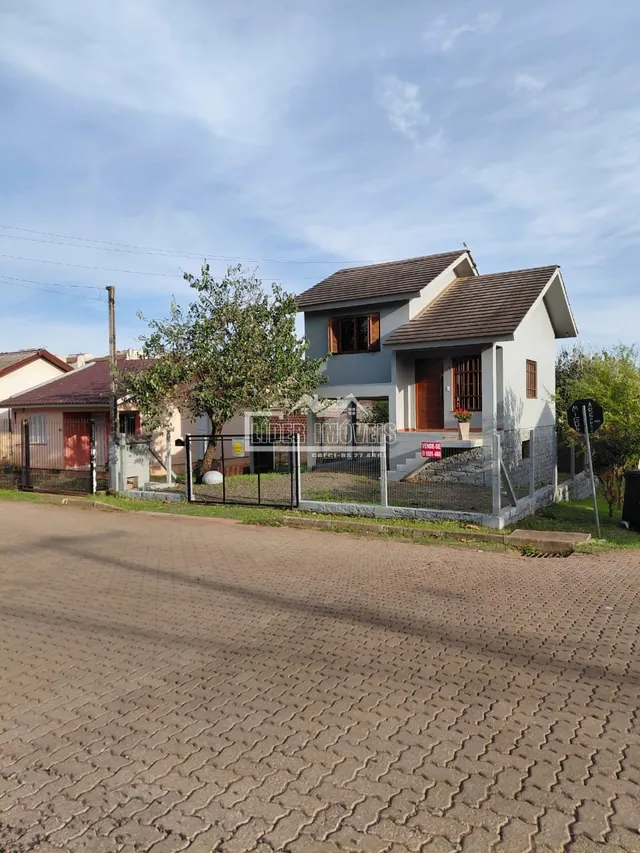 Fachada de uma casa em Lajeado, Brasil, com cerca e vegetação.