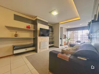 Sala de estar moderna com sofá e televisão em um apartamento.