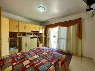 Quarto com armários e cama em um imóvel no Brasil.