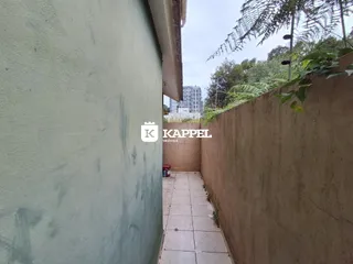 Vista externa de um corredor entre edifícios em Lajeado, Brasil.