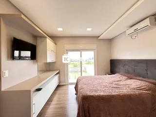 Quarto com cama grande e janela de acesso ao exterior.