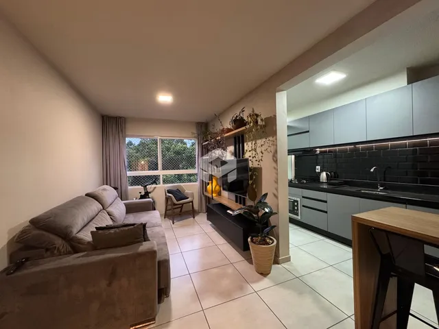 Sala de estar com sofá e vista para o exterior.