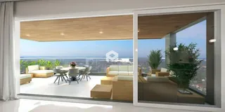 Sala de estar com vista para o mar.
