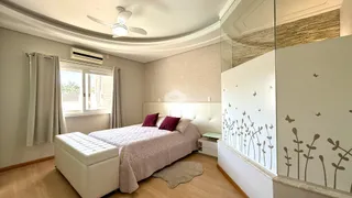 Quarto com cama e janela em um imóvel no Brasil.