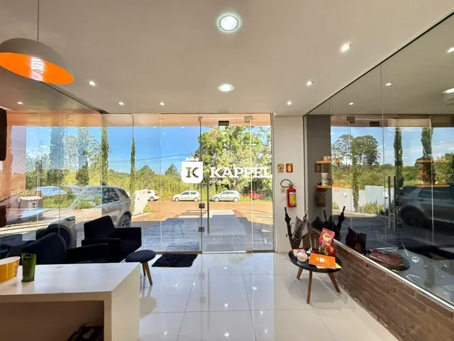 Sala de estar moderna com piso claro e grande porta de vidro que dá acesso ao exterior.