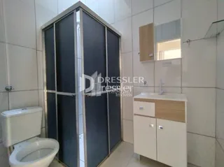 Foto de um ambiente interno com azulejos brancos e um vaso sanitário.