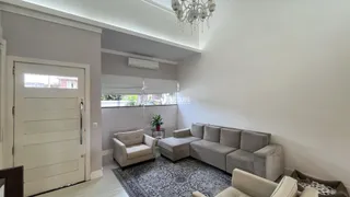 Sala de estar com sofá e janela em um imóvel.