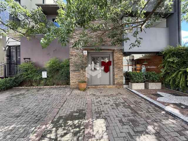Fachada de uma residência em Lajeado, Brasil, com entrada e jardim.