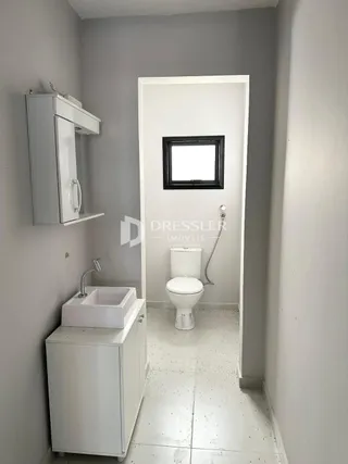 Foto de um banheiro com pia e vaso sanitário.