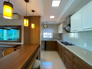 Imagem de uma cozinha moderna com armários de madeira e piso claro.