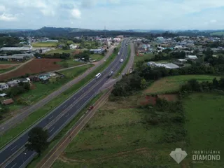 Vista aérea da paisagem rural e da rodovia em Lajeado.