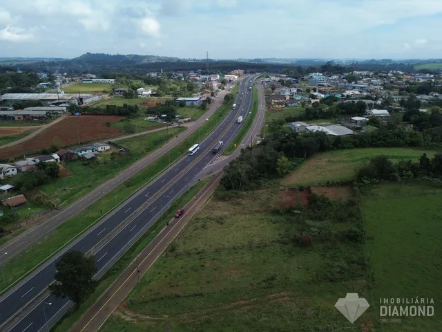 Vista aérea da paisagem rural e da rodovia em Lajeado.