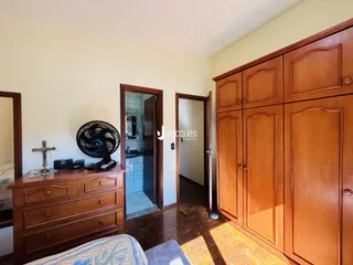 Ambiente interno com móveis de madeira e piso de madeira.