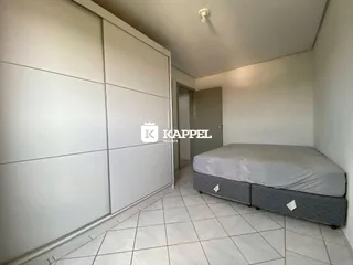 Este é um quarto com armário embutido e cama.