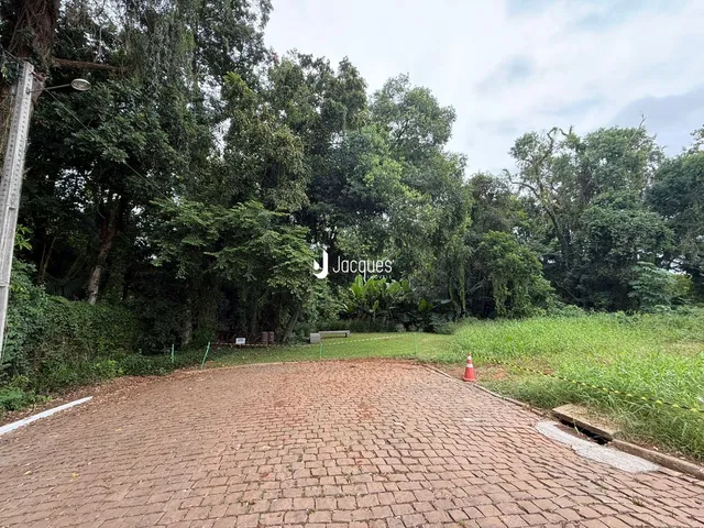 Vista externa de uma área pavimentada com grama e árvores em Lajeado.
