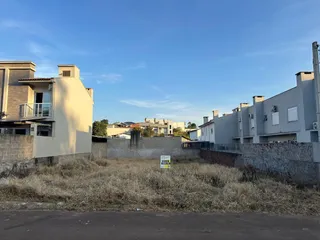 Vista externa de um imóvel residencial em Lajeado, Brasil com vegetação seca no primeiro plano.