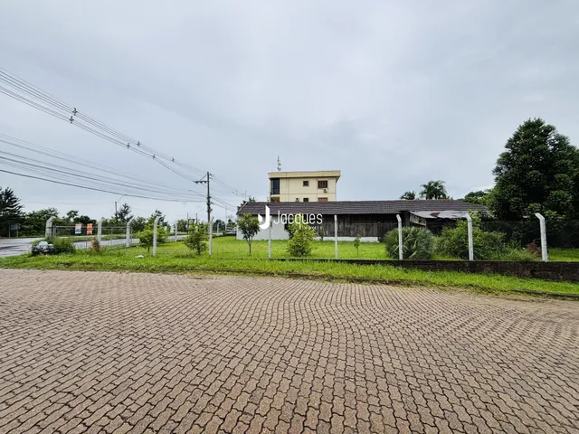 Fachada de uma propriedade em Lajeado, Brasil, com área gramada e pavimento em primeiro plano.