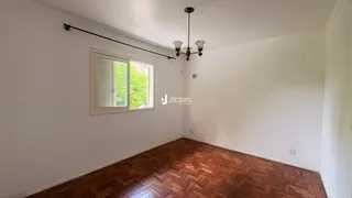 Sala de estar com piso de madeira no imóvel em Lajeado.