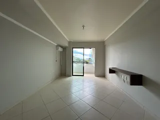 Vista de um corredor interno com piso de cerâmica e porta de vidro.