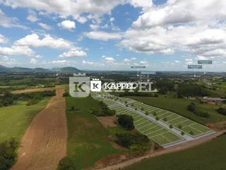 Vista aérea de uma área de campo com plantações e estradas em Lajeado.
