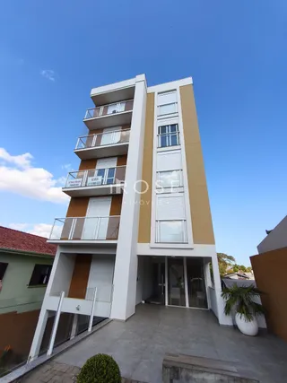 Fachada de um prédio residencial em Lajeado, Brasil, com vários terraços.