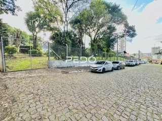 Área externa pavimentada com pedras no quintal da propriedade.