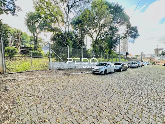 Área externa pavimentada com pedras no quintal da propriedade.