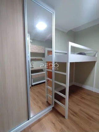 Vista interna de um corredor com espelho em um imóvel.