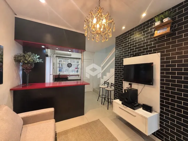 Imagem de uma sala de estar moderna com detalhes em tijolo preto.