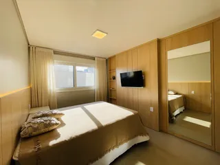 Quarto com cama e janela em ambiente de madeira.