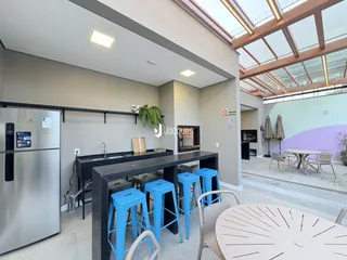 Área de estar e cozinha moderna com vista para o exterior em Lajeado.