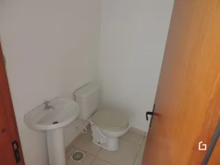 Foto de um banheiro com vaso sanitário e pia.