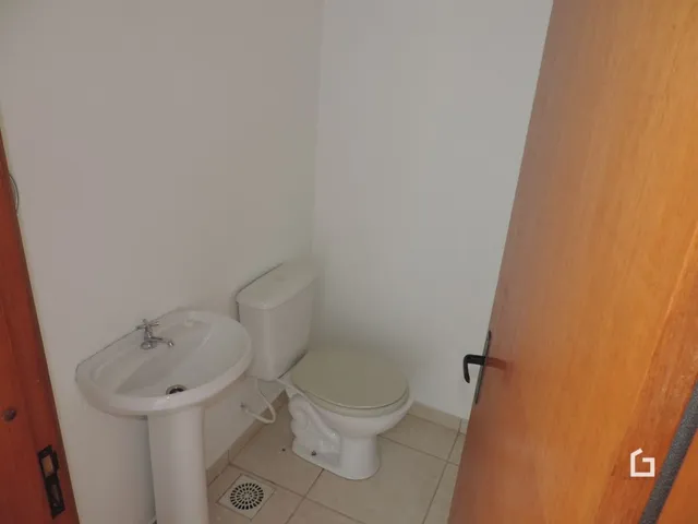 Foto de um banheiro com vaso sanitário e pia.