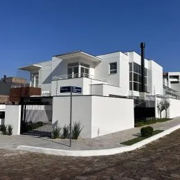 Fachada de uma residência branca moderna em Lajeado, Brasil.