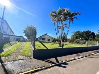 Vista externa de uma propriedade com cerca e vegetação em Lajeado, Brasil.