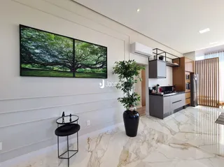 Sala de estar com paredes brancas e piso de mármore claro.