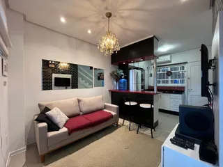 Sala de estar moderna com sofá e decoração contemporânea.